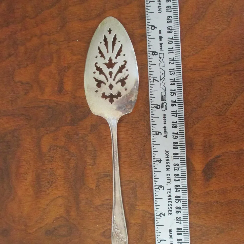 Queen Bess 1946 Pierced Pie Server Vintage Tudor Plate Oneida Community silver